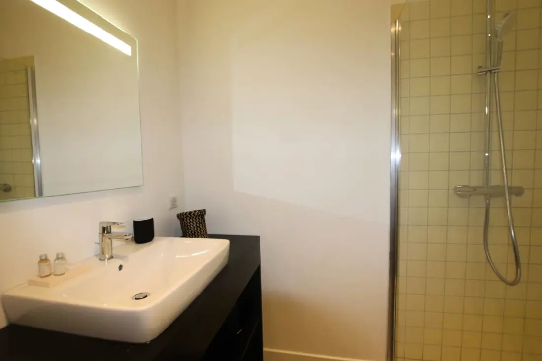 Charmant Et Rayonnant Appartement De 55 M² Situé Dans Le Coeur De Bordeaux
