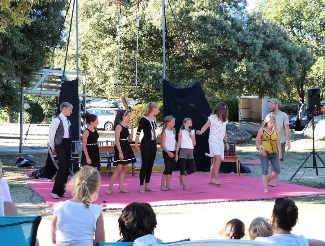 Flower Camping Le Martinet Rouge 3 étoiles★★★