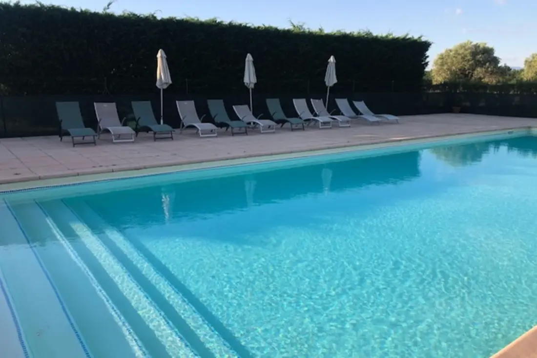 04b2 : Beau Studio Dans Un Mas Provençal - Piscine