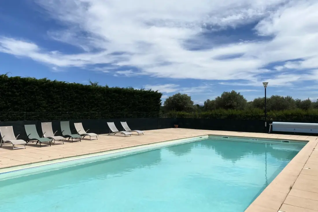 04b2 : Beau Studio Dans Un Mas Provençal - Piscine