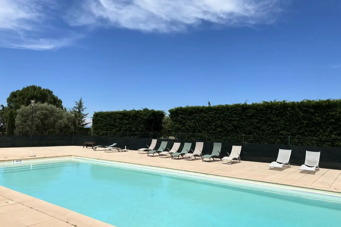 04b2 : Beau Studio Dans Un Mas Provençal - Piscine