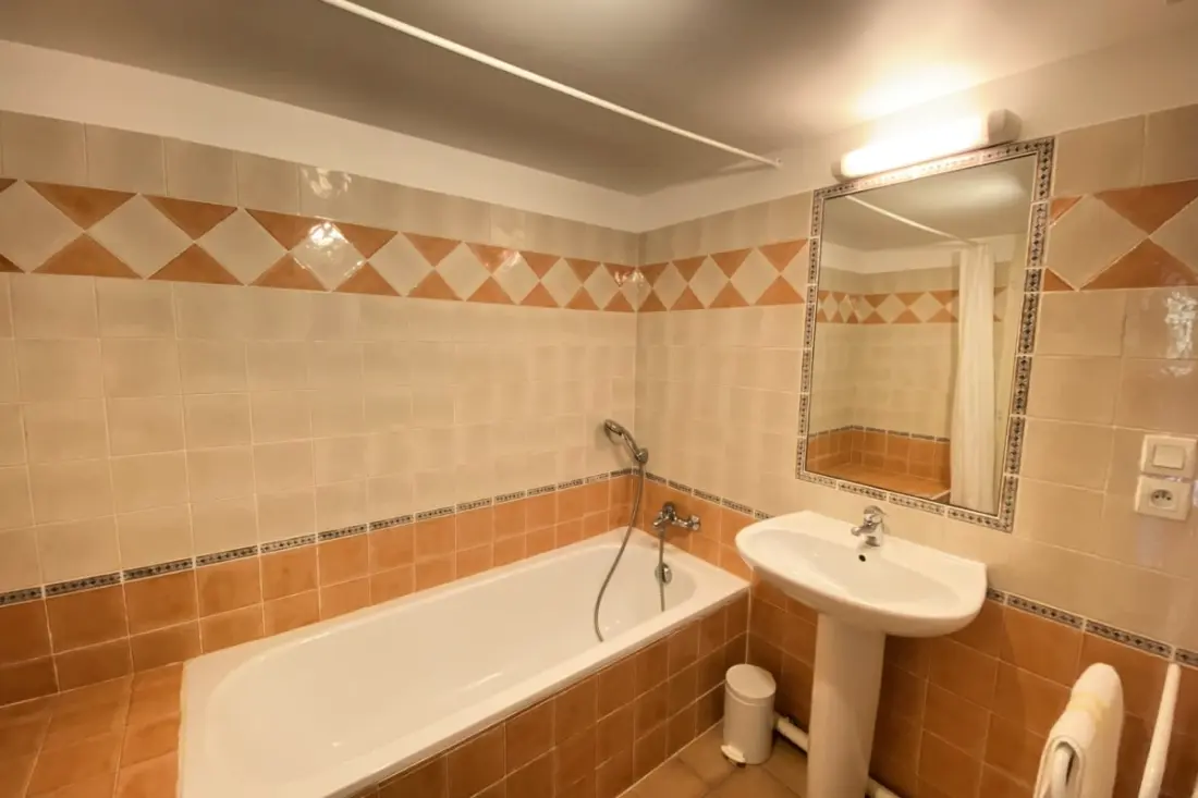 04b5 : Beau Studio Dans Un Mas Provençal - Piscine