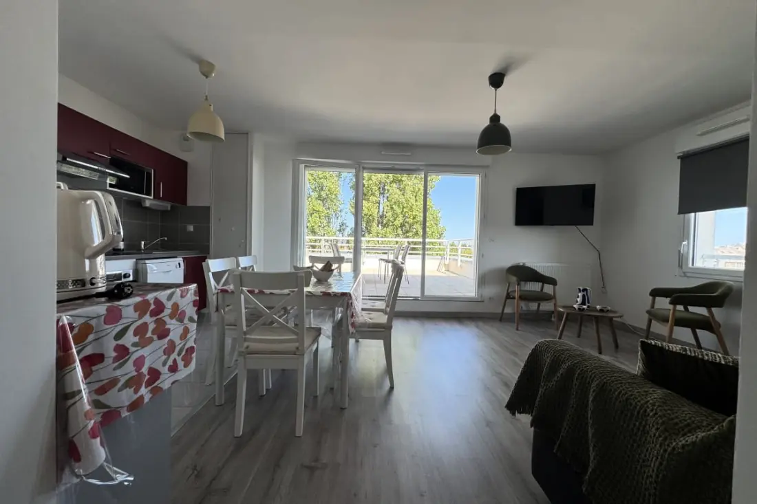 Appartement 2 Chambres Avec Balcon, Proche Mer