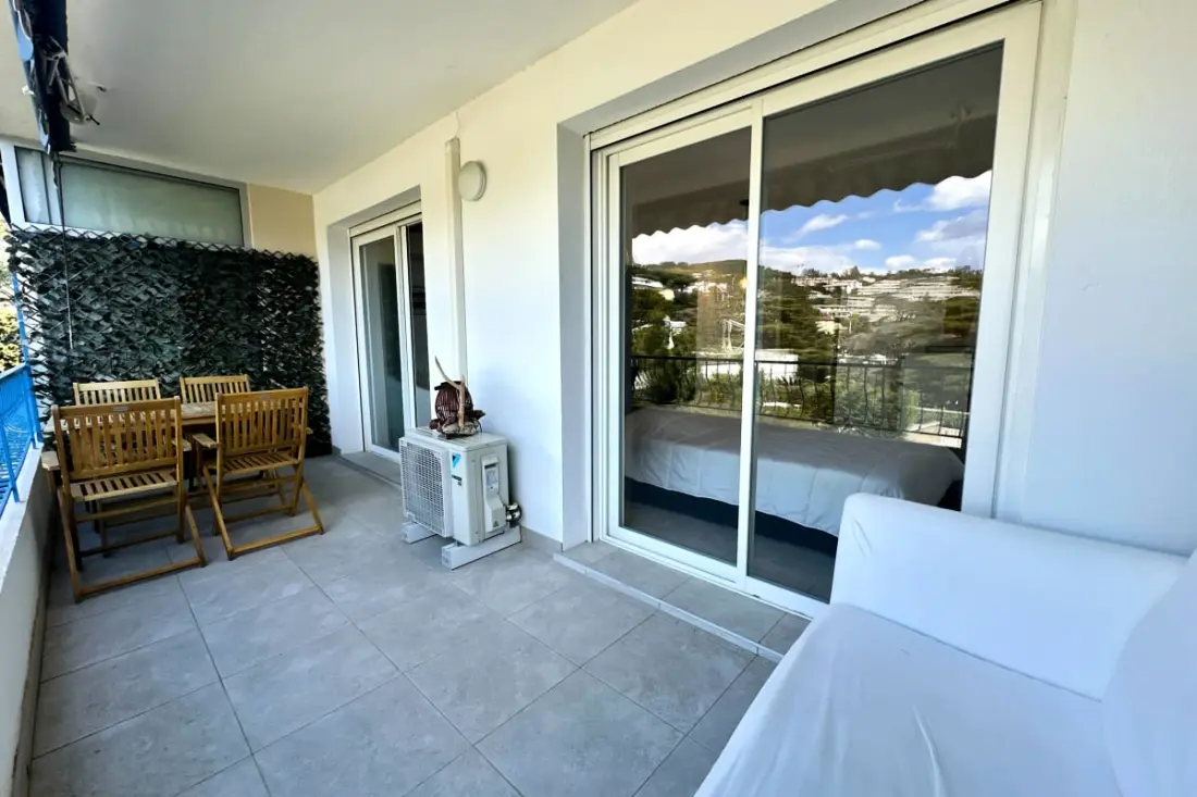 Appartement Chaleureux Avec Terrasse à Cannes