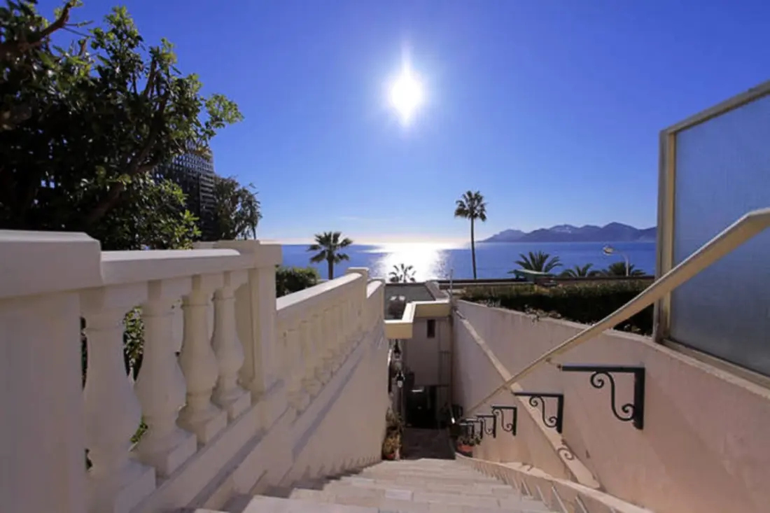 Résidence Appartement 3 Chambres 145 M2 Face à La Mer Avec Accès Privé à La Mer