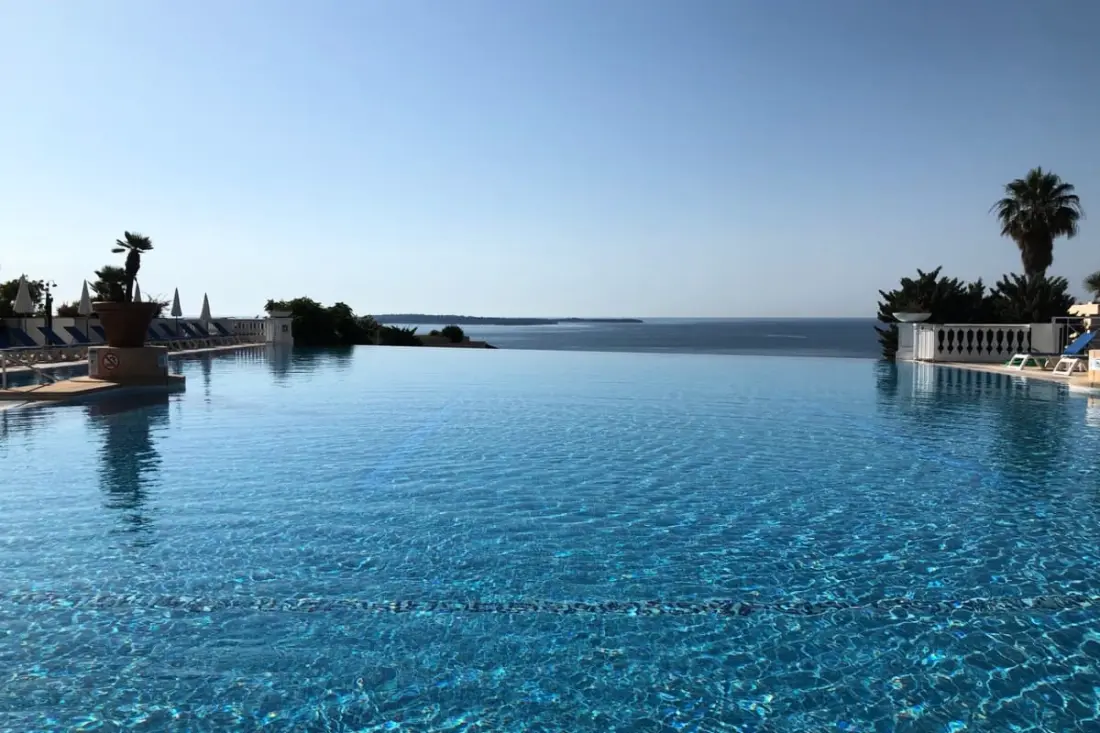 Vue Sur La Mer Et Belle Piscine