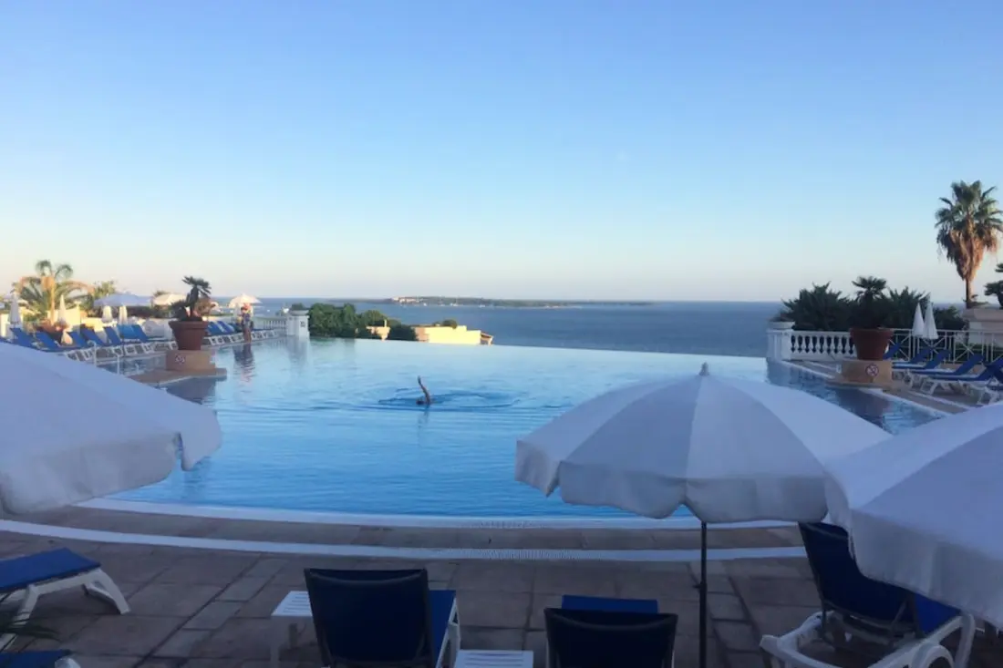 Vue Sur La Mer Et Belle Piscine