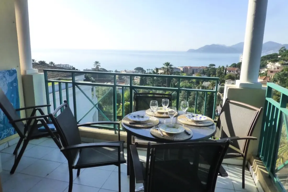 Vue Sur La Mer Et Belle Piscine