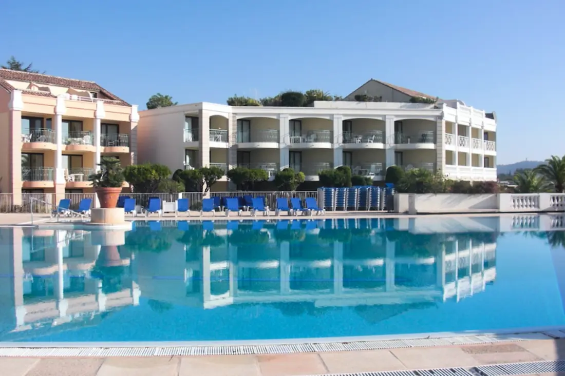 Vue Sur La Mer Et Belle Piscine