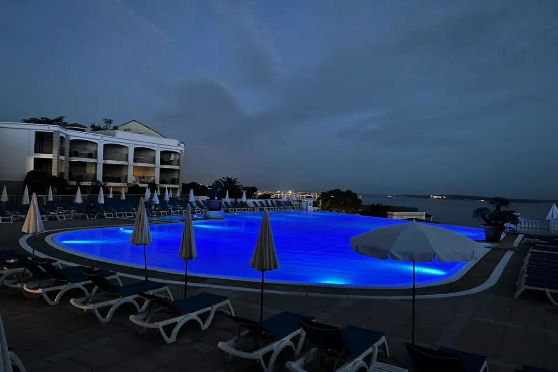 Vue Sur La Mer Et Belle Piscine