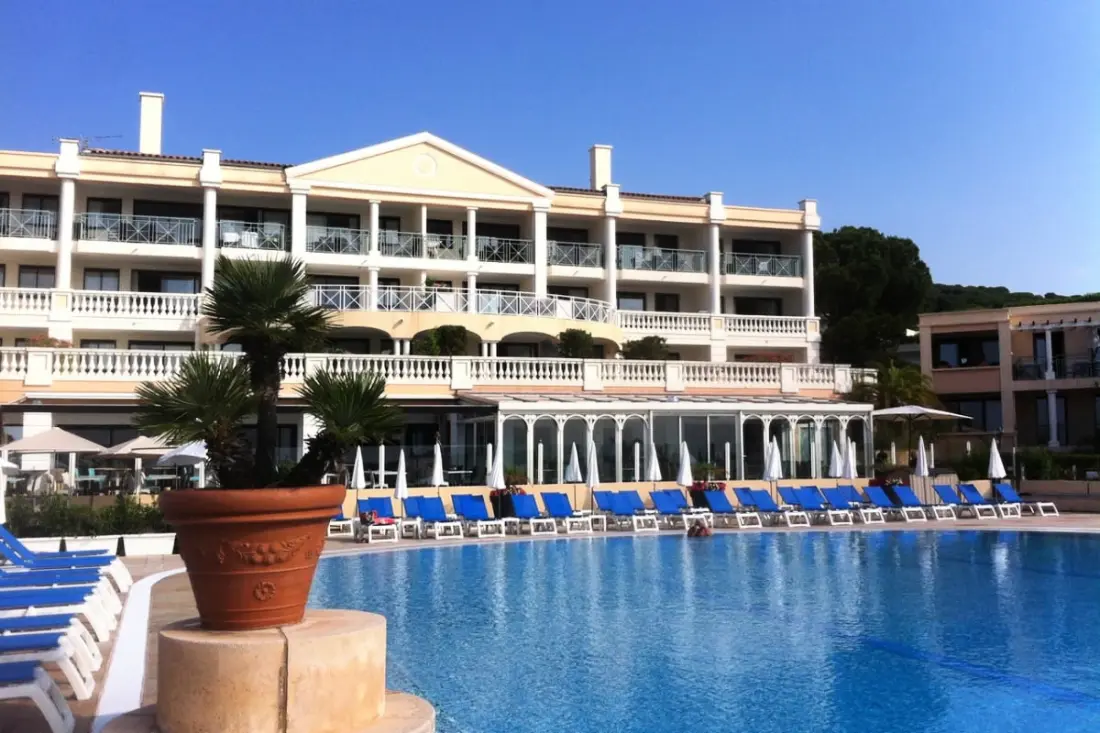Vue Sur La Mer Et Belle Piscine