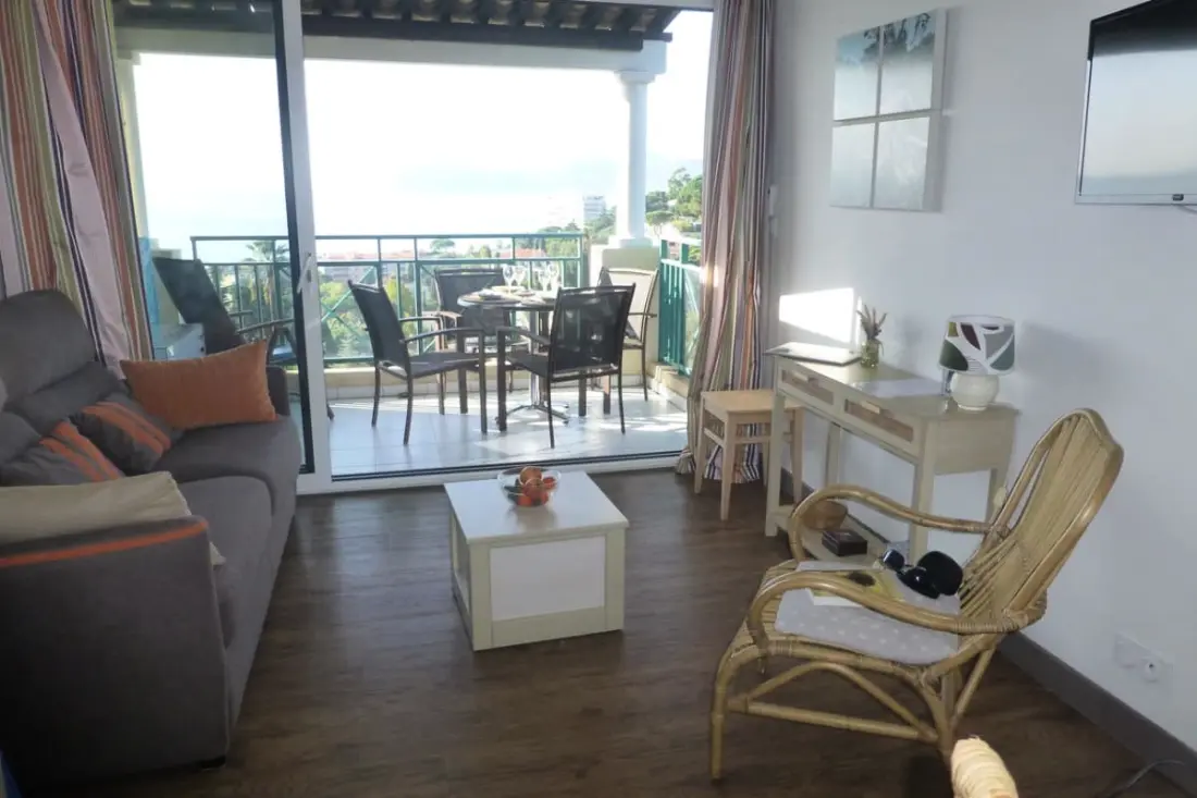 Vue Sur La Mer Et Belle Piscine