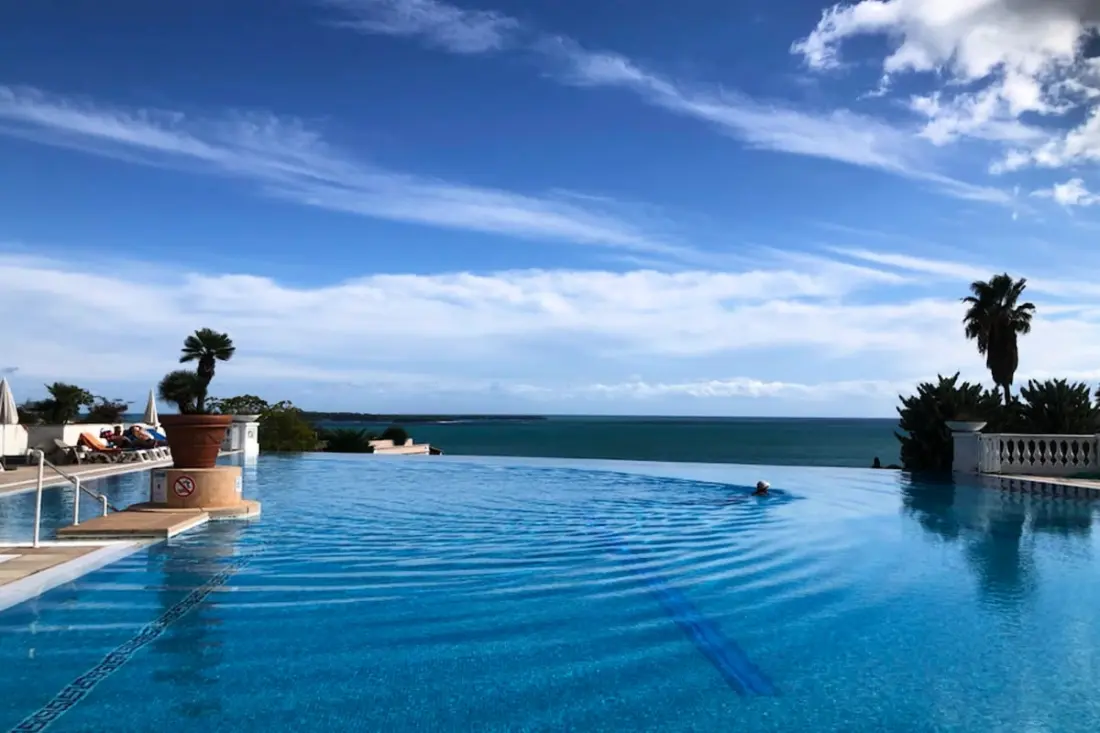 Vue Sur La Mer Et Belle Piscine