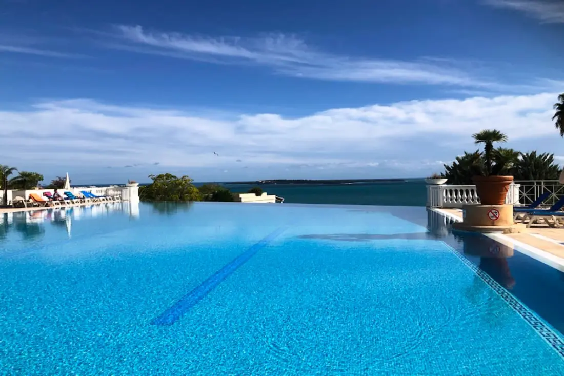 Vue Sur La Mer Et Belle Piscine