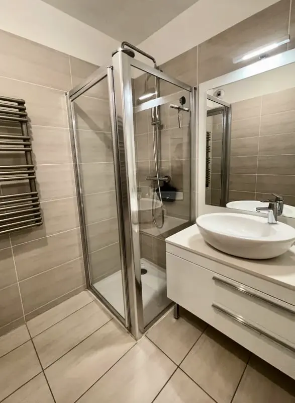 Résidence Oxford Beau  2 Pièces Dans Un Immeuble Neuf Avec Piscine Avec Parking
