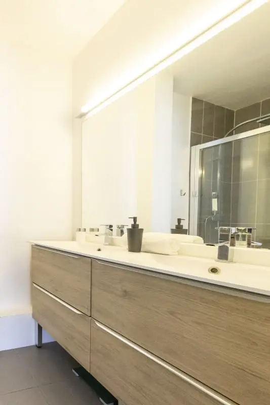 Résidence Moderne Appartement 2 Chambres/1 Salle De Bain, Terrasse Calme/aperçu Mer