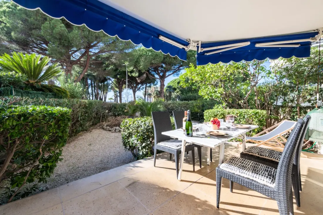 Résidence Rez-de-jardin Croisette Face à La Plage, Garage