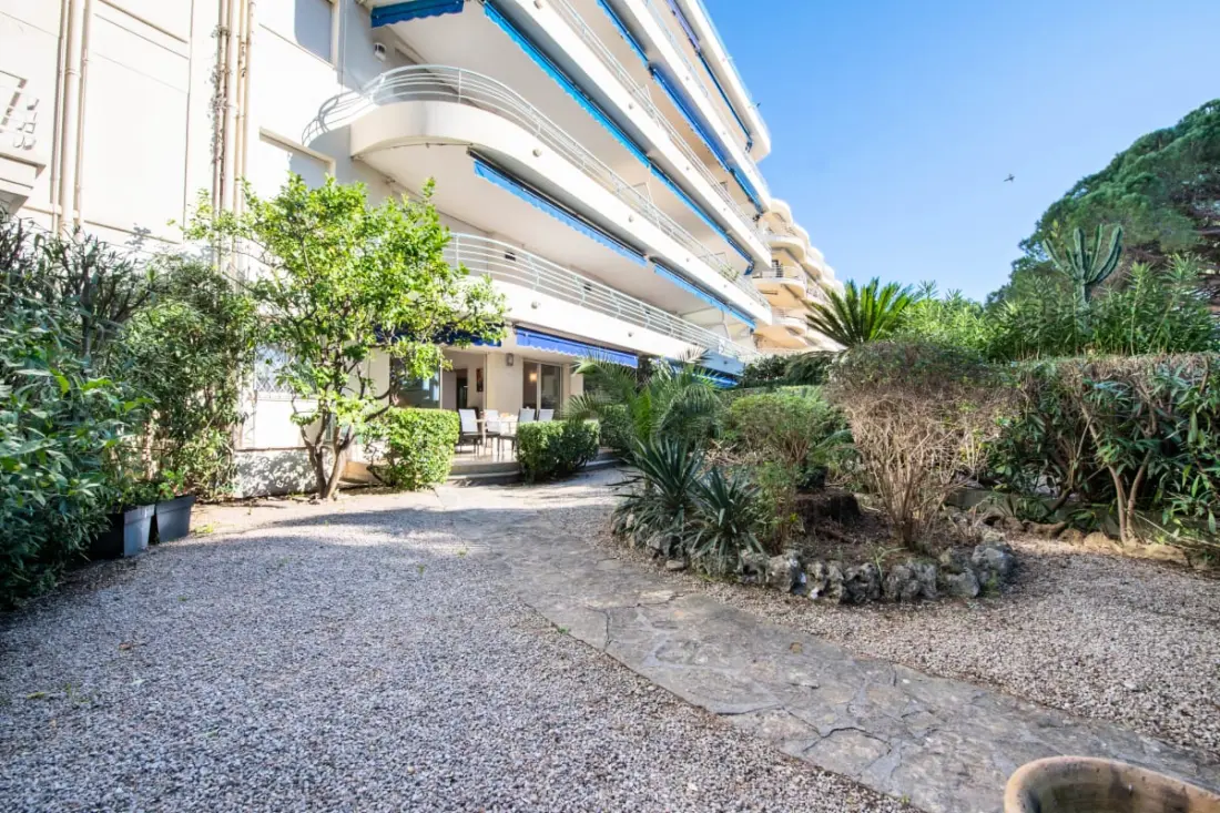 Résidence Rez-de-jardin Croisette Face à La Plage, Garage