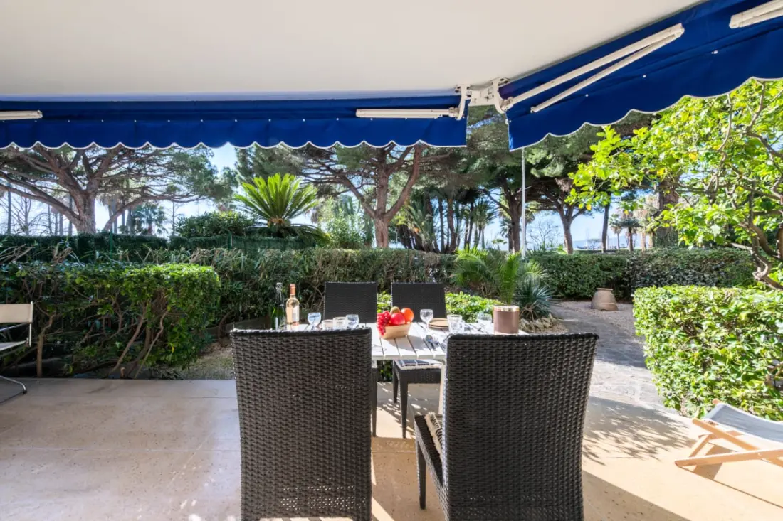 Résidence Rez-de-jardin Croisette Face à La Plage, Garage