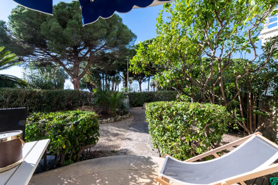 Résidence Rez-de-jardin Croisette Face à La Plage, Garage