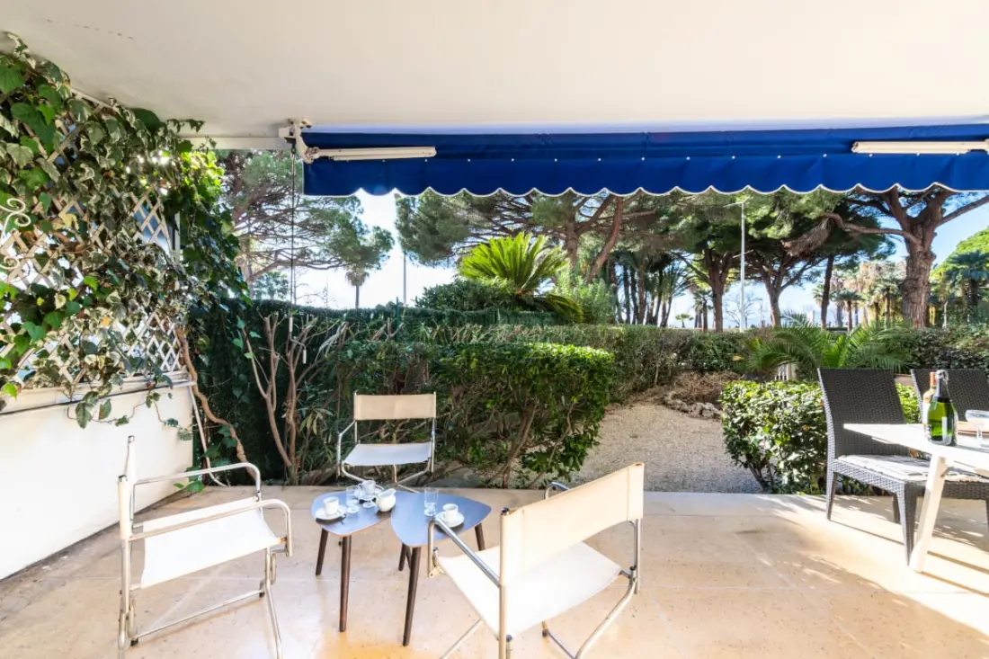 Résidence Rez-de-jardin Croisette Face à La Plage, Garage