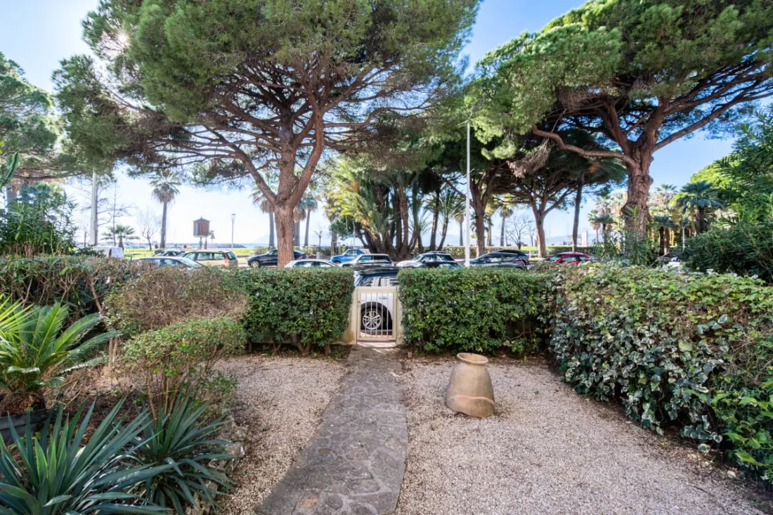 Résidence Rez-de-jardin Croisette Face à La Plage, Garage