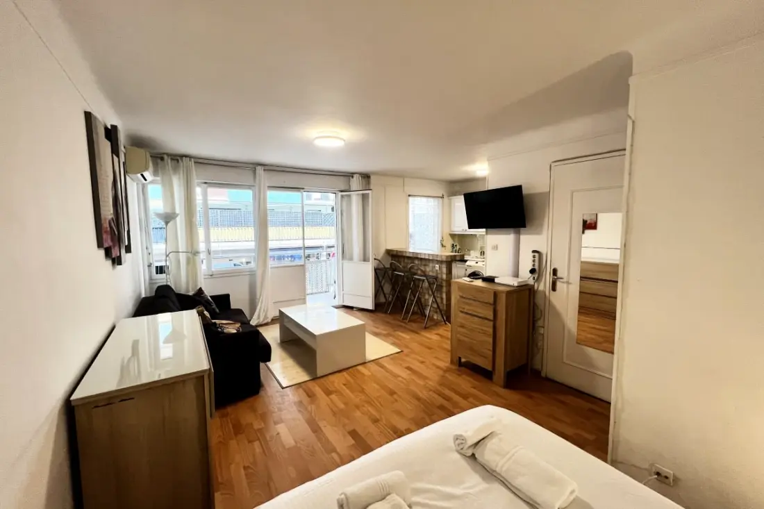Résidence Studio Climatisé En Plein Centre Ville De Cannes à 2 Pas De Rue D'antibes