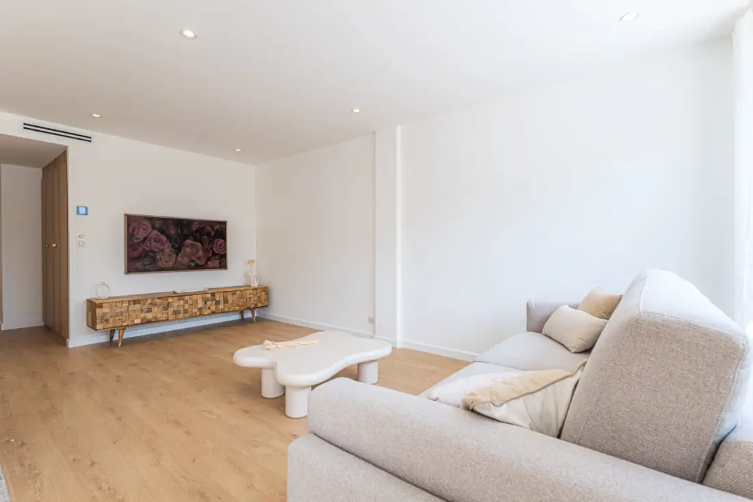 Sublime Fully Renovated 2 Bedroom Apartment In Center Of Cannes
