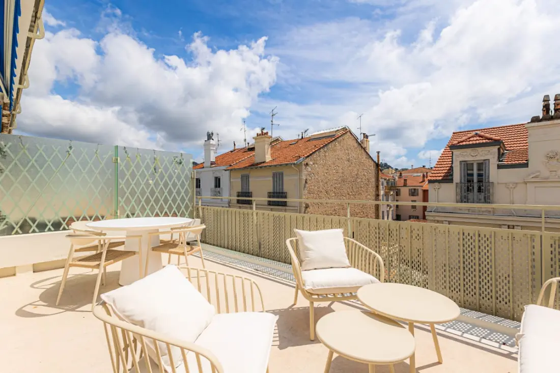 Sublime Fully Renovated 2 Bedroom Apartment In Center Of Cannes