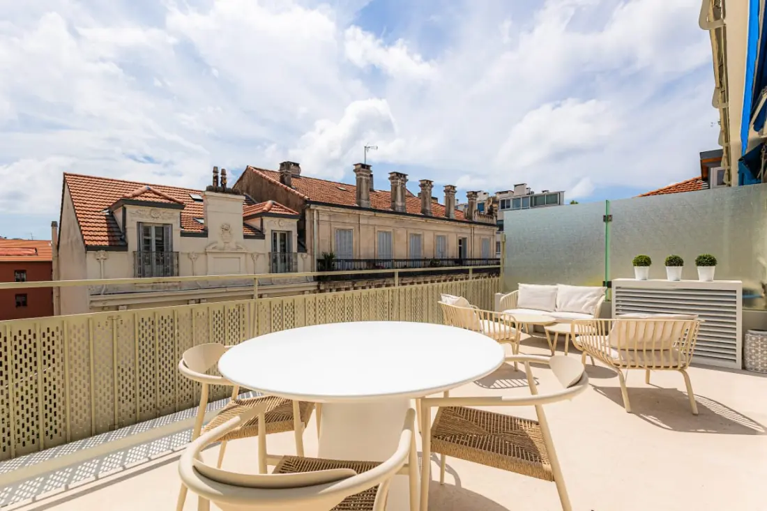 Sublime Fully Renovated 2 Bedroom Apartment In Center Of Cannes
