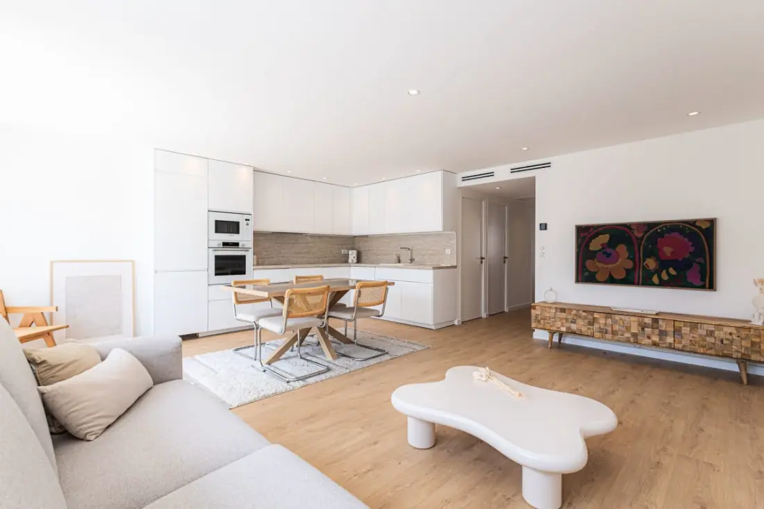Sublime Fully Renovated 2 Bedroom Apartment In Center Of Cannes