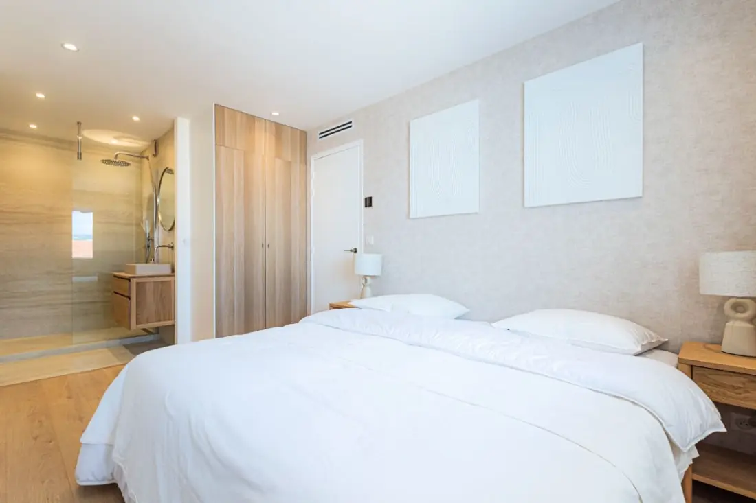 Sublime Fully Renovated 2 Bedroom Apartment In Center Of Cannes