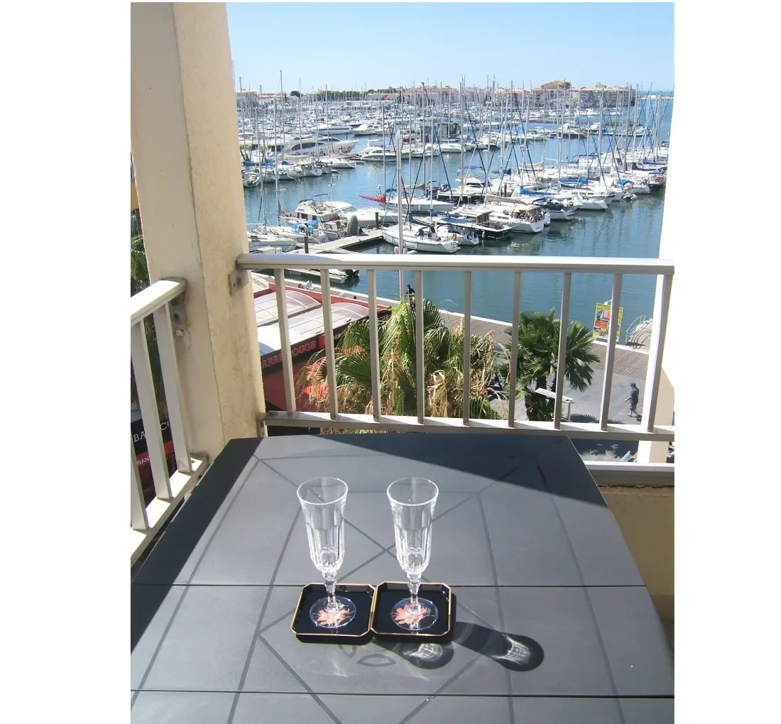 Studio avec balcon et piscine, superbe vue sur la Marina - maeva Home