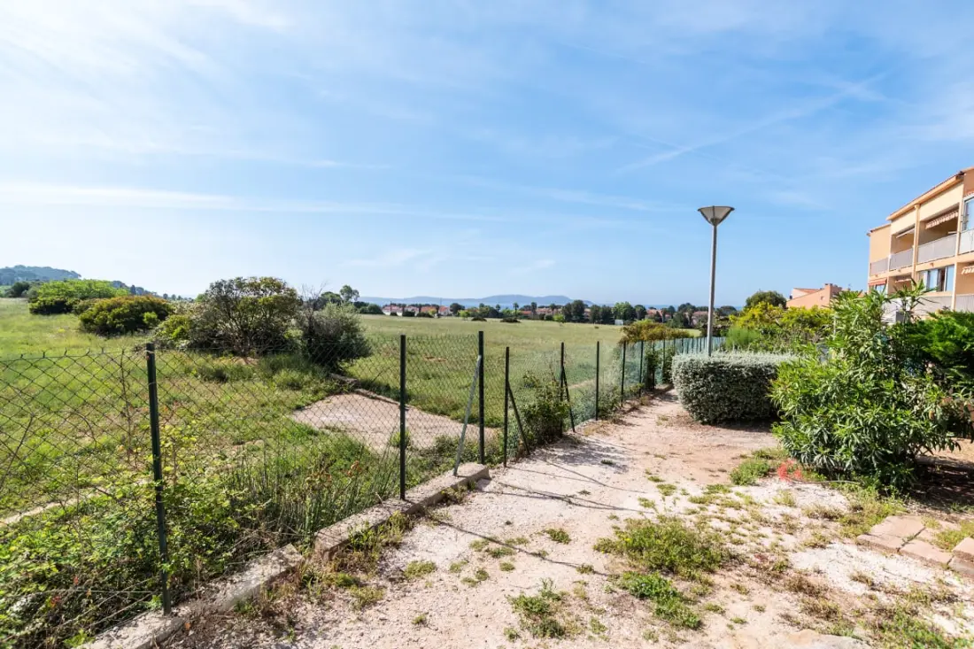 Magnifique Studio Avec Terrasse  Proche De La Mer!