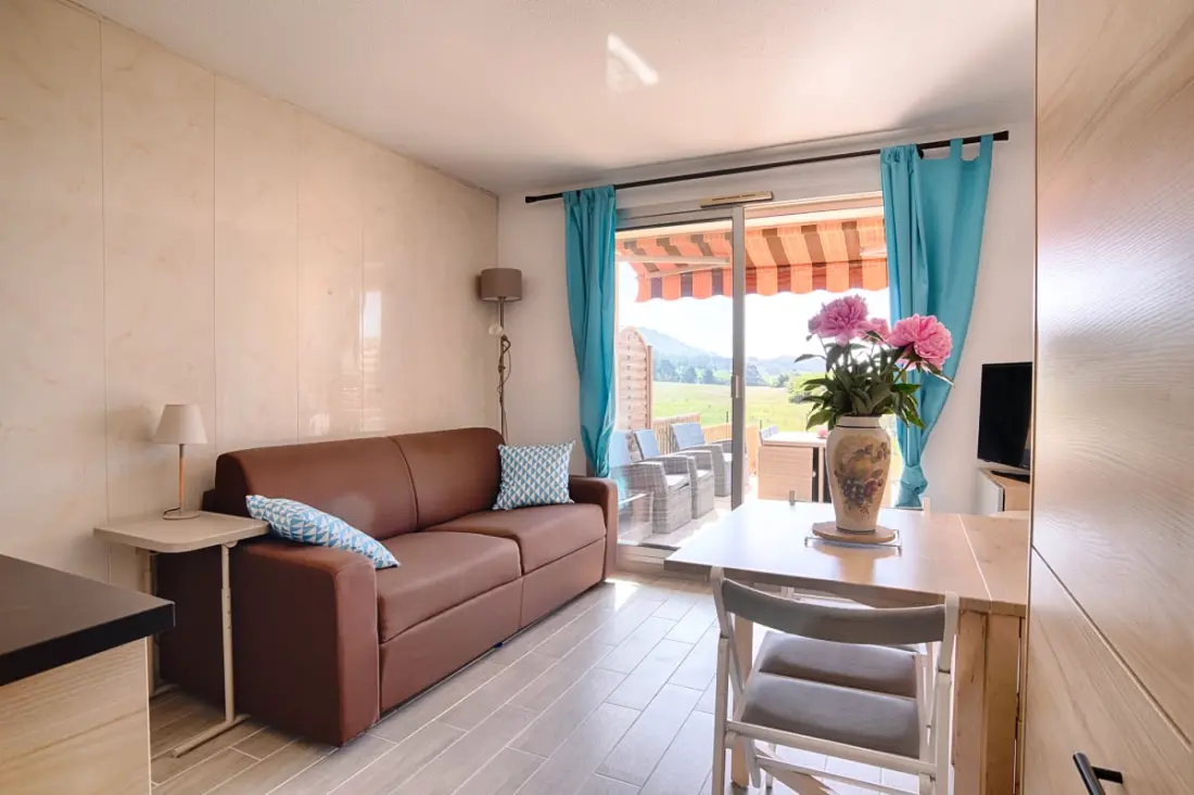 Magnifique Studio Avec Terrasse  Proche De La Mer!