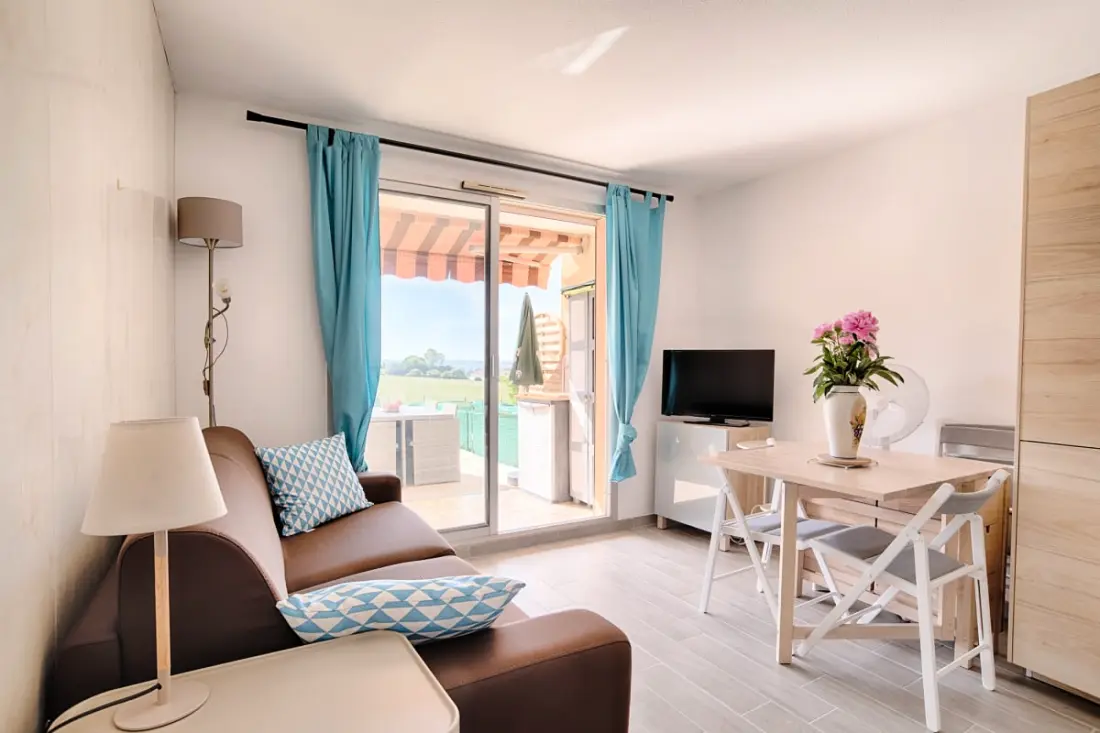Magnifique Studio Avec Terrasse  Proche De La Mer!