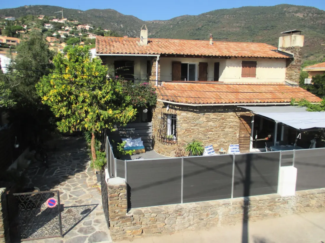 Résidence mit Terrasse