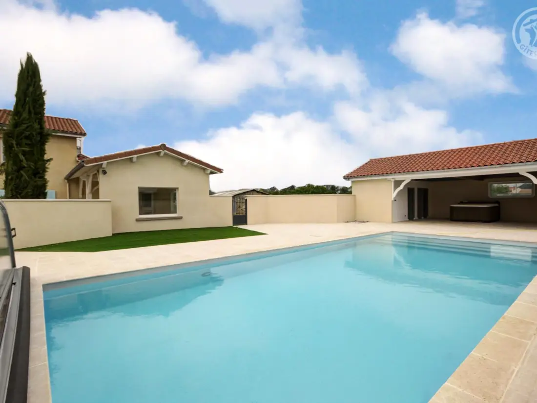 Maison de Vacances CHALAIN-LE-COMTAL 2
