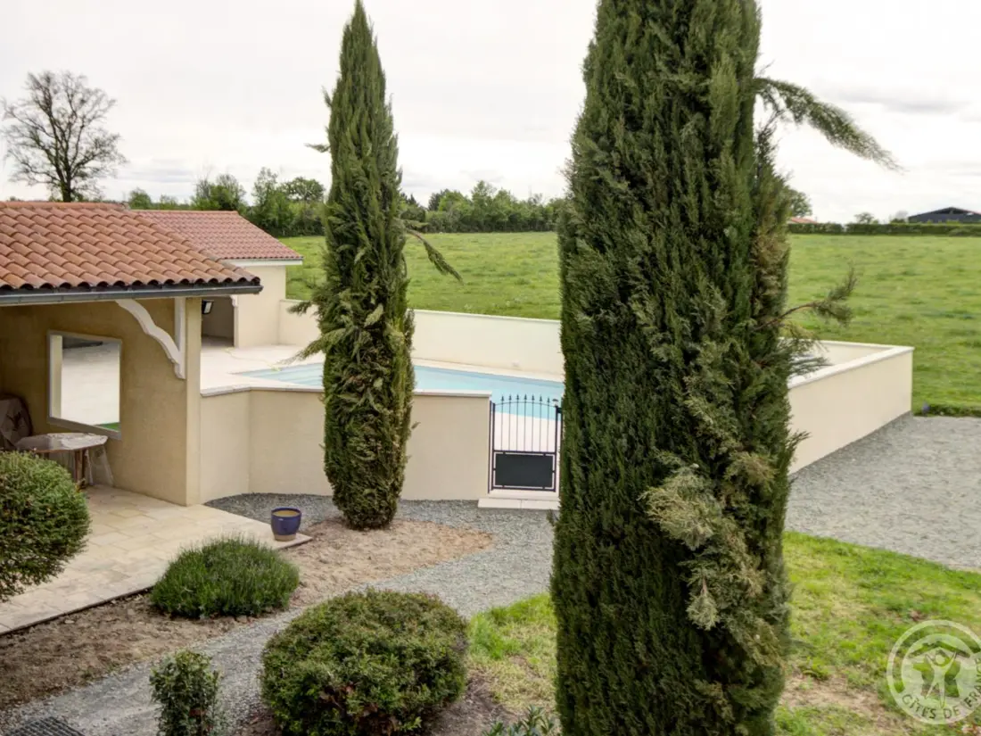 Maison de Vacances CHALAIN-LE-COMTAL 3