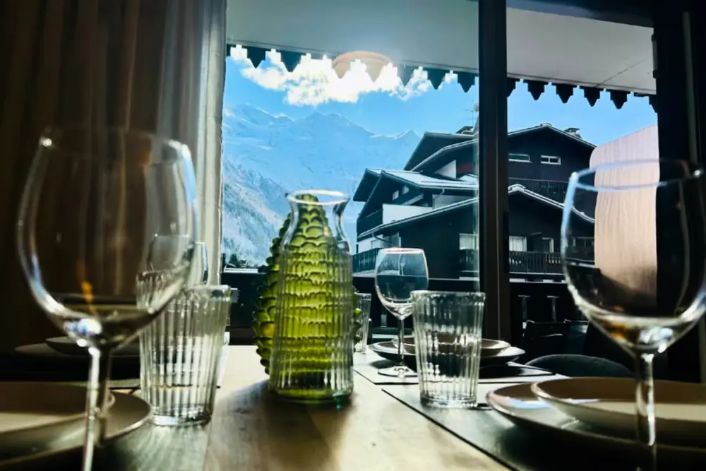 Vue Mont-blanc • Ski Aux Pieds • Parking