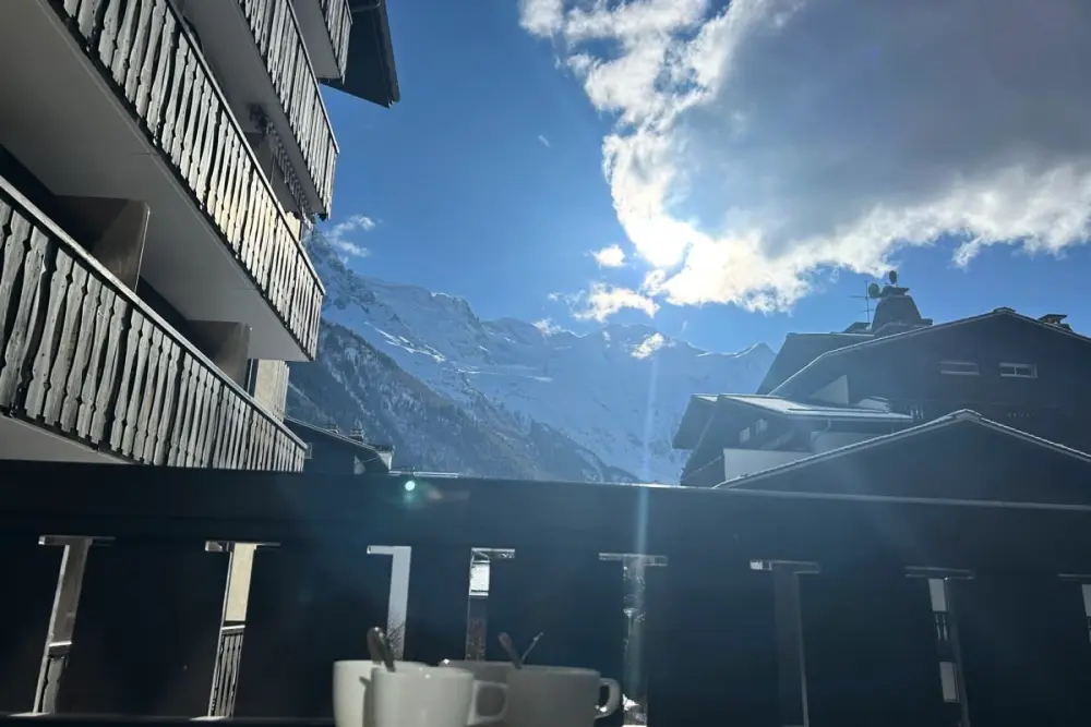Vue Mont-blanc • Ski Aux Pieds • Parking