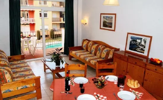 Comte d'Empuries Apartamentos**