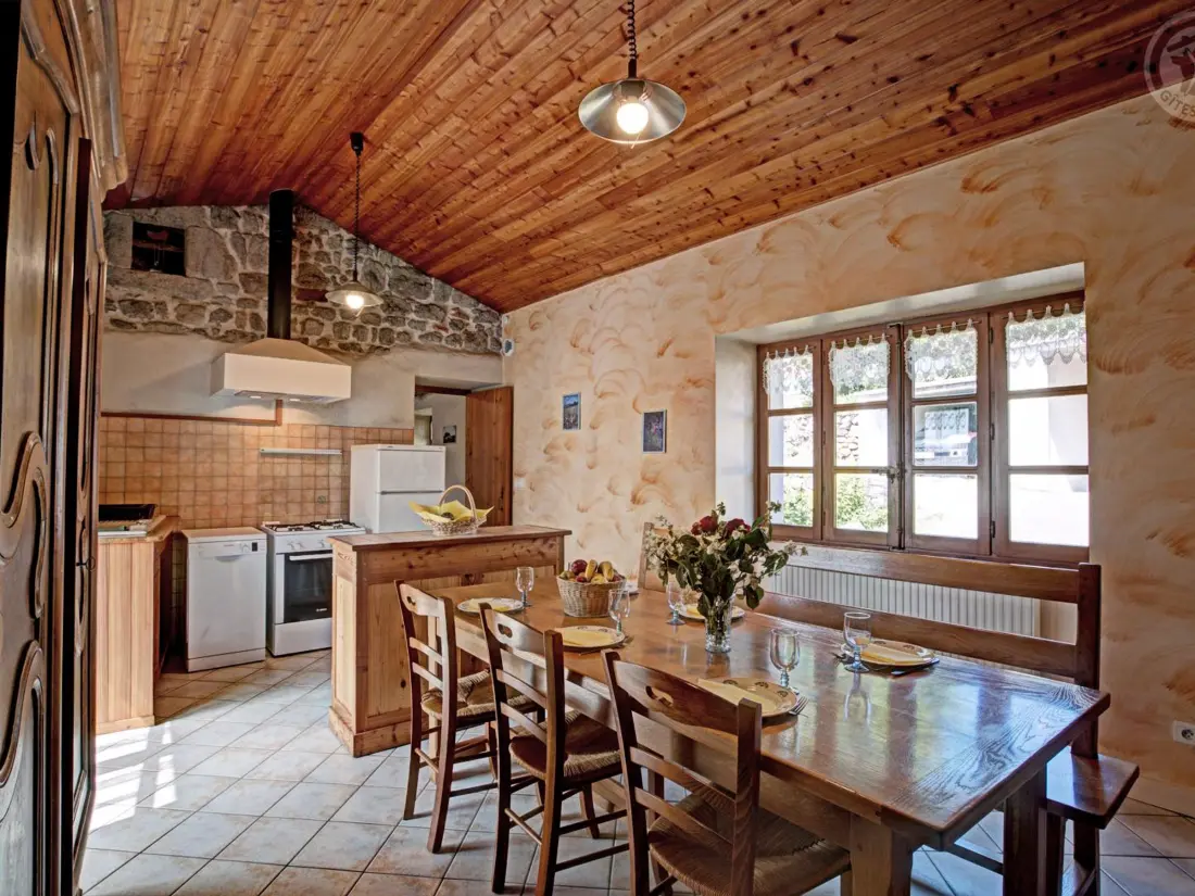 Maison de Vacances ESSERTINES-EN-CHATELNEUF