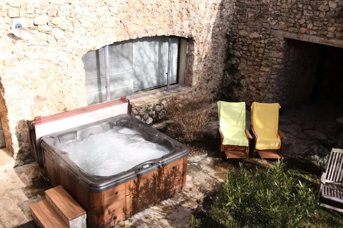 L'oubradou, Mas De Charme, Piscine Partagée En Provence, Nature Et Calme