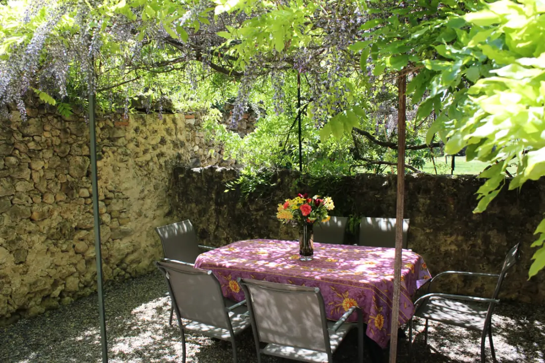 L'oubradou, Mas De Charme, Piscine Partagée En Provence, Nature Et Calme