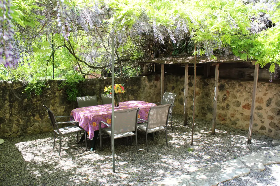 L'oubradou, Mas De Charme, Piscine Partagée En Provence, Nature Et Calme