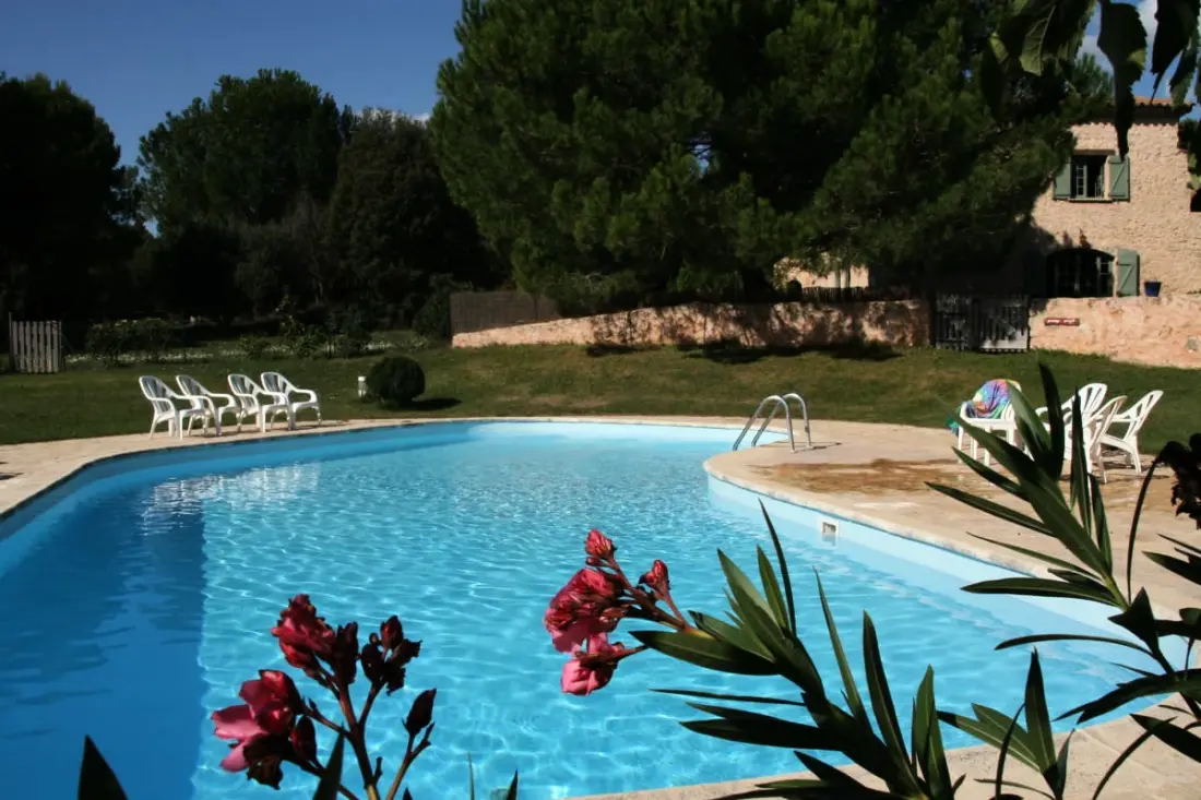 L'oubradou, Mas De Charme, Piscine Partagée En Provence, Nature Et Calme