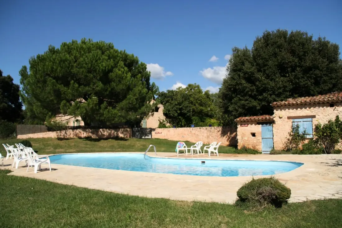 L'oubradou, Mas De Charme, Piscine Partagée En Provence, Nature Et Calme