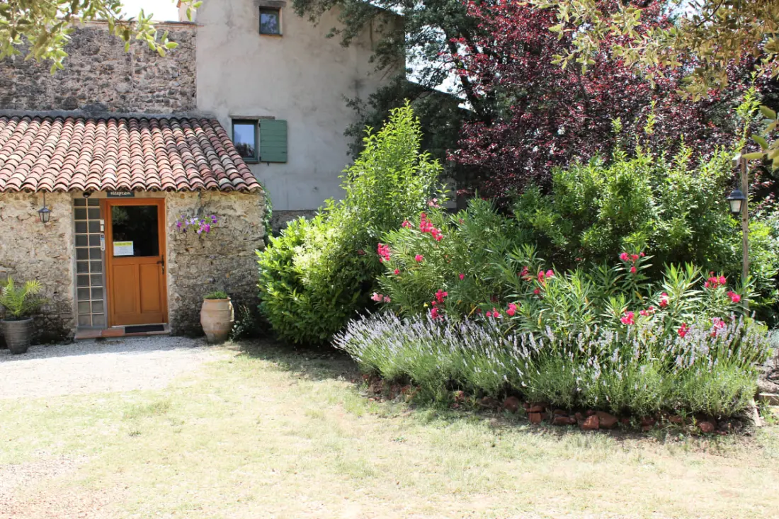 L'oubradou, Mas De Charme, Piscine Partagée En Provence, Nature Et Calme