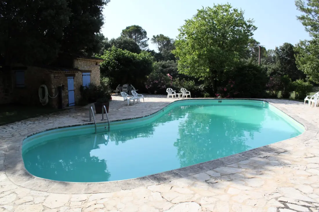 L'oubradou, Mas De Charme, Piscine Partagée En Provence, Nature Et Calme